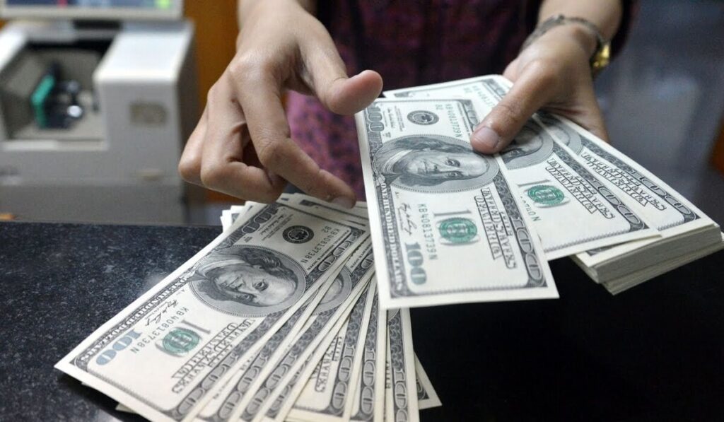 НБУ разрешил банкам продавать больше валюты населению