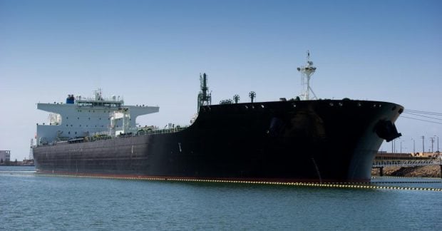 У России растут трудности с поставками нефти: санкции отразились на теневой морской торговле