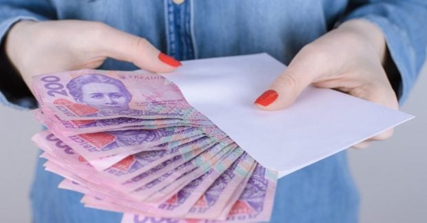 В Украине вновь увеличили оклады для государственных служащих: кто получает наибольшую зарплату
