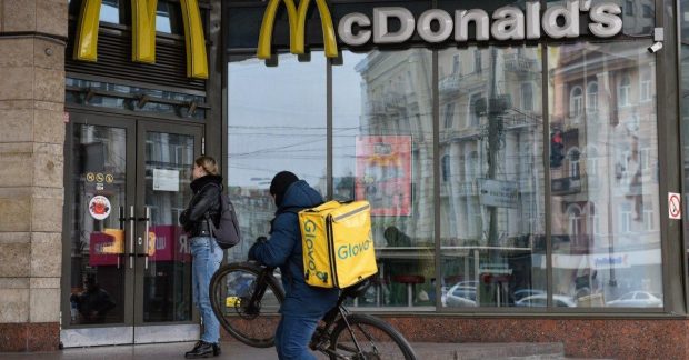 Продажи McDonald’s резко сократились из-за экономической нестабильности, вызванной тарифами Трампа.