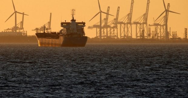 Курс нефти снижается на фоне соглашения ОПЕК+ и перемирия в регионе Ближнего Востока