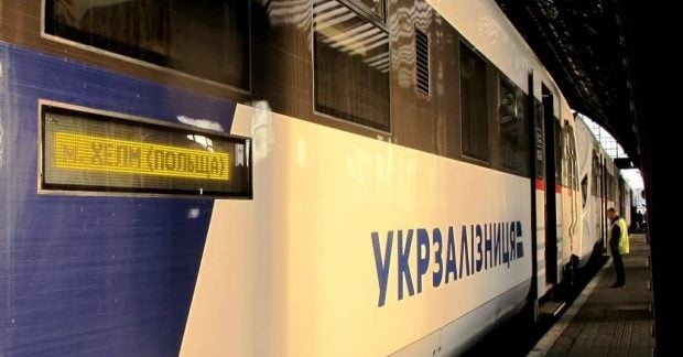 Некоторые поезда задерживаются из-за последствий удара по Киеву (фото, видео)
