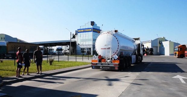 Бензовозы застряли на украинской границе: какие причины этому способствовали