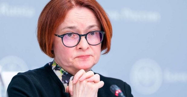 Давление на главу Центробанка России из-за экономических трудностей, по данным Bloomberg