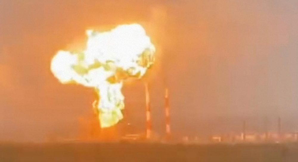 Украинские дронные атаки парализовали один из крупнейших нефтеперерабатывающих заводов России, — Reuters
