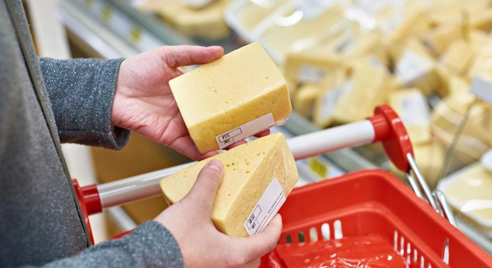 На украинских прилавках пропадает местный сыр: кто за этим стоит?