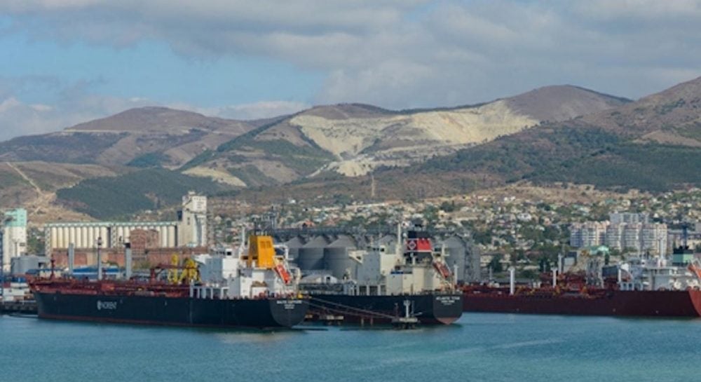 Украинские беспилотники заблокировали важнейшие нефтяные терминалы России на Черном море, по версии Bloomberg.