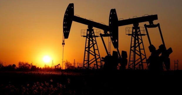 Рынок предсказывает появление сотен тысяч избыточных баррелей нефти: цены на черное золото изменились