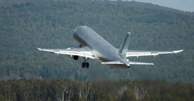 Россияне запустили в небо первый «Суперджет-100», собранный с использованием серийных технологий