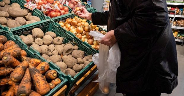 Цены на определенные овощи и фрукты в Украине резко увеличиваются: какие товары и по каким ценам сейчас доступны
