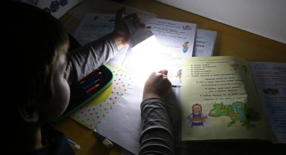Сотни тысяч украинцев лишены электричества: в "Укрэнерго" назвали регионы с самой сложной обстановкой
