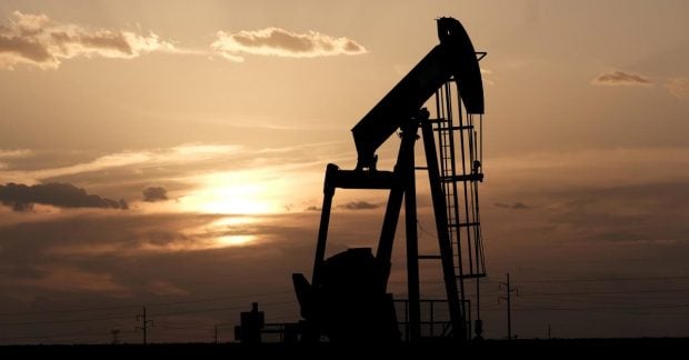 Избыточные баррели приводят к новому снижению цен на нефть.