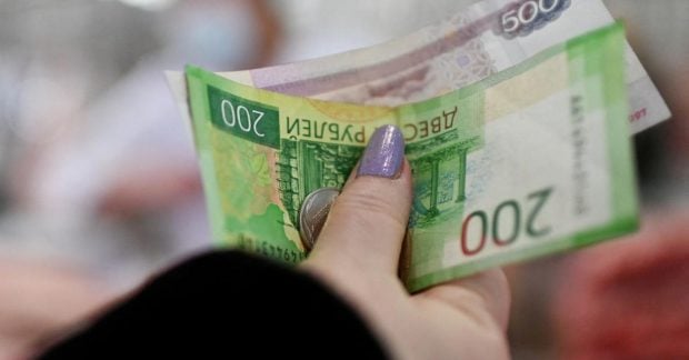 Отключение интернета и блокировка карт: россияне активно переходят на наличные средства