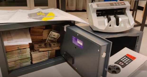 Коррупция в энергетическом секторе: двое подозреваемых уничтожали улики во время ареста, сообщают СМИ.
