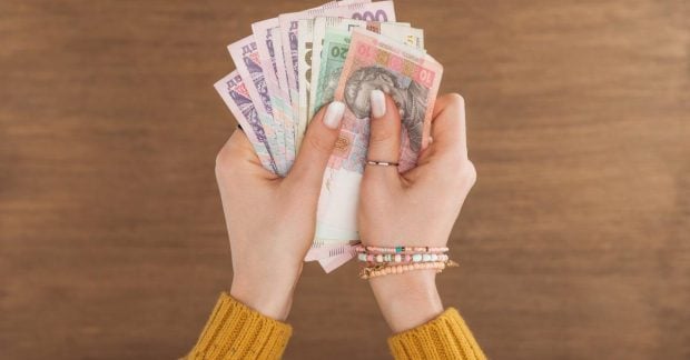 Uklon, Bolt, Uber и Glovo начнут взимать налоги с пользователей в Украине: установлен порог