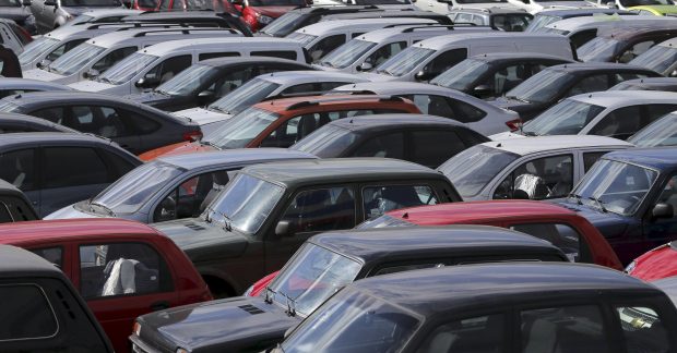 Впервые за четверть века в России уменьшилось число легковых автомобилей