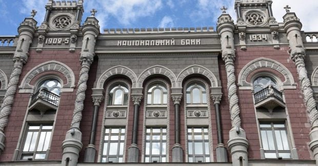 Нацбанк впервые за год изменил ключевую ставку и ухудшил прогноз по инфляции.