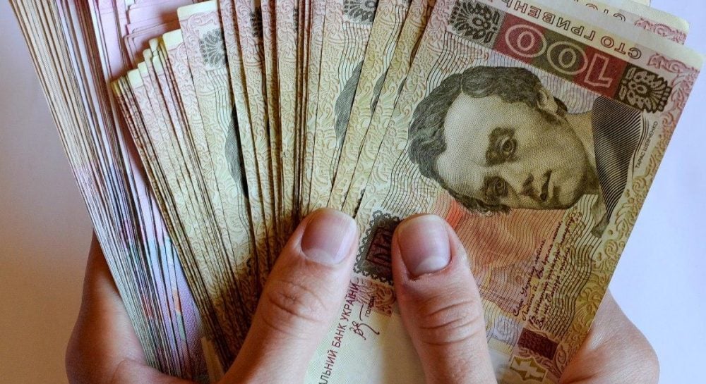 Заработные платы государственных служащих снова увеличились: кто получает больше всех